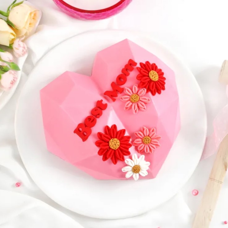 Mothers-Day-Surprise-Heart-Pinata-Cake-2.jpg