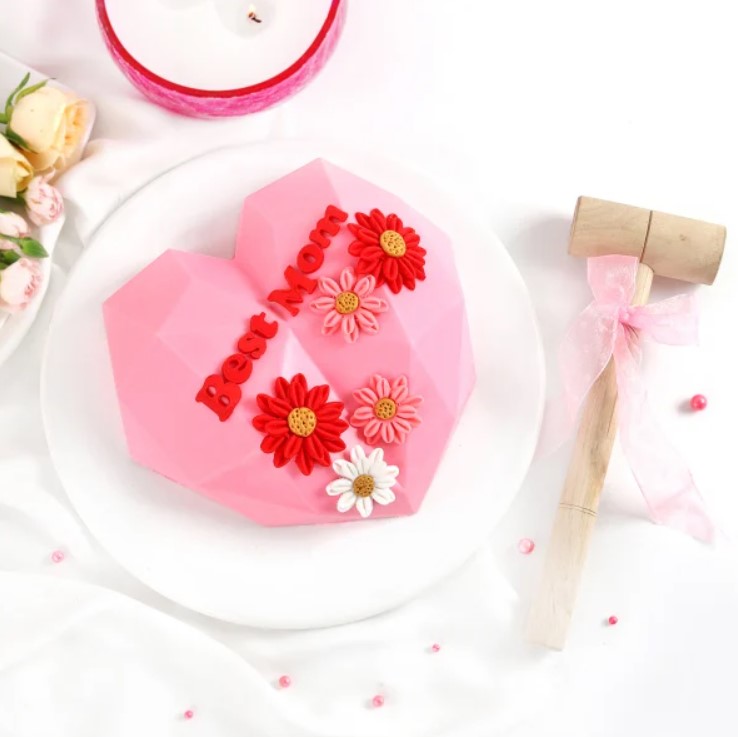 Mothers-Day-Surprise-Heart-Pinata-Cake.jpg